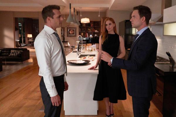 Bild 1 von 2: Mike (Patrick J. Adams, r.) kehrt überraschend zurück und tritt in einem Fall gegen Harvey (Gabriel Macht, l.) an. Donna (Sarah Rafferty, M.) spürt, dass dies, was als freundschaftliches Duell begann, kompliziert wird.