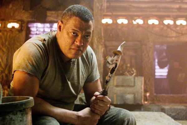Bild 1 von 8: Noland (Laurence Fishburne) lebt und überlebt schon seit geraumer Zeit auf dem Planeten. Als er den unglücklichen Neuankömmlingen seine Hilfe anbietet, ahnt niemand, dass auch er ein Wolf im Schafspelz ist ...