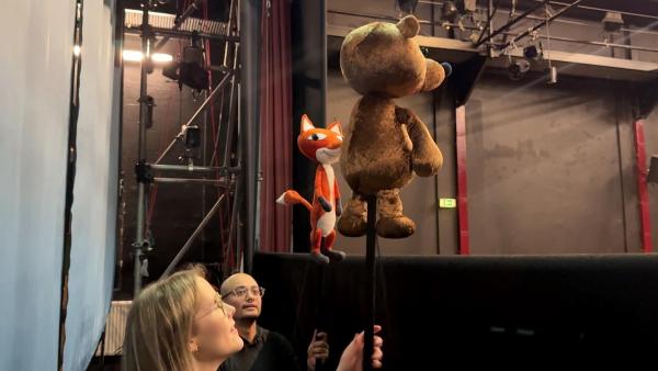 Bild 1 von 8: Im Bild: Puppenspieler Jo bringt Lena bei, wie man die Puppen richtig bewegt.