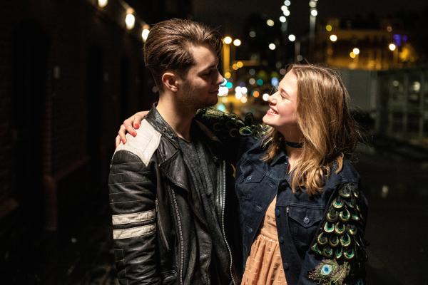 Bild 1 von 3: Allein in New York: Coco (Nola Kemper) ist dabei, sich in Rocco (Ethan Allington), den Halbbruder ihrer neuen Freundin Apple, zu verlieben.