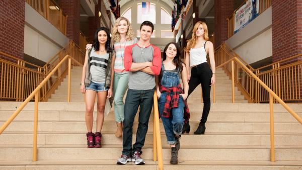 Bild 1 von 7: Foto, v.li.n.re.: Casey (Bianca A. Santos), Jess (Skyler Samuels), Wesley (Robbie Amell), Bianca (Mae Whitman) und Madison (Bella Thorne)