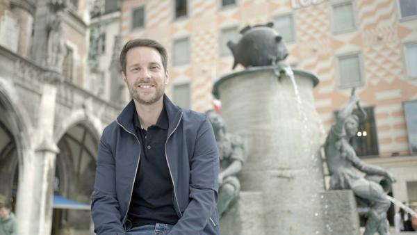 Bild 1 von 13: Mirko Drotschmann am Fischbrunnen