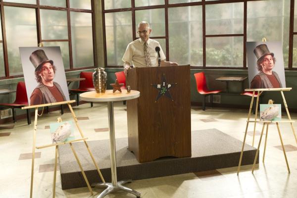 Bild 1 von 11: Ein trauriger Tag in Greendale: Star-Burns ist gestorben. Dekan Pelton (Jim Rash) eröffnet die Gedenkfeier, die schon bald ausartet ...