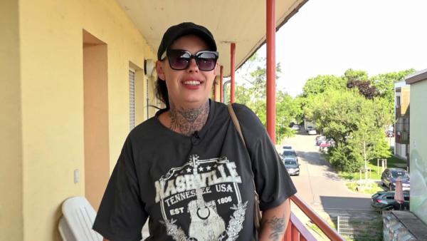 Bild 1 von 3: Janine hat heute einen Termin bei der Krankenkasse, um über die Kostenübernahme für eine Bauchstraffung zu sprechen