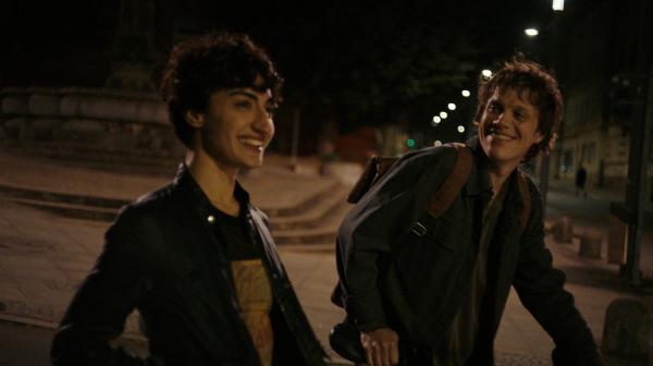 Bild 1 von 1: Zeno (Simon Steinhorst) hat Anne (Nairi Hadodo) angerufen, um sich mit ihr zu treffen.