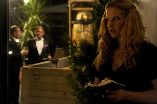 Bild 1 von 15: Platzt direkt in eine Undercover-Aktion der Polizei: die chaotische Museumswärterin mit Polizei-Ambitionen Dana (Diana Amft) ...