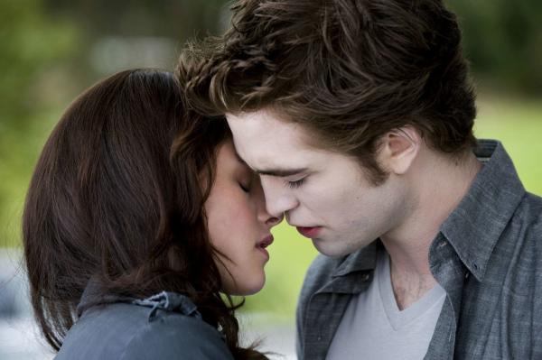 Bild 1 von 2: Bella (Kristen Stewart) und Edward(Robert Pattinson)