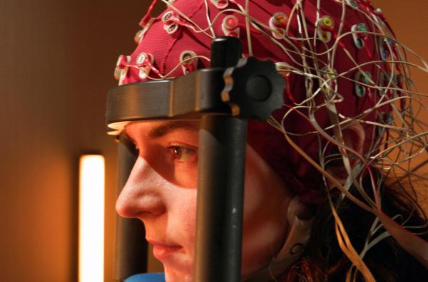Bild 1 von 3: Eine Teilnehmerin eines Experiments zur kognitiven Verzerrung durch Optimismus konzentriert sich. Herauszufinden, wie sehr diese Automatismen unsere Gedanken und Entscheidungen prägen, hilft, unseren \