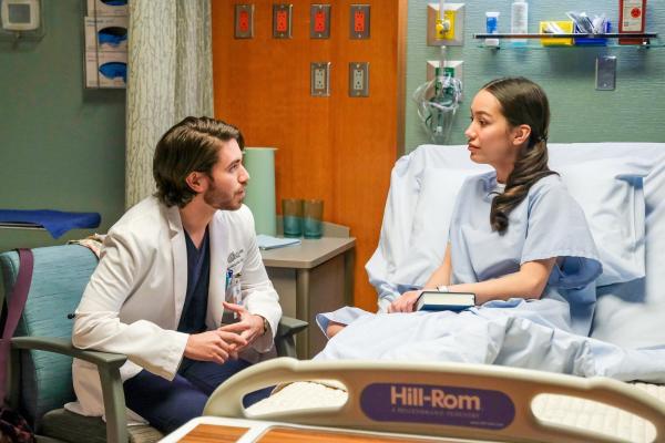 Bild 1 von 15: Im Bild: Noah Galvin (Dr. Asher Wolke), Jasmine Vega (Maya Flores).