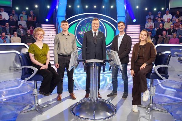 Bild 1 von 12: Im Bild: Lea Schön (Graz), Jonas Fischer (Dürnkrut, Niederösterreich), Armin Assinger, Sebastian Hopfmüller (Schönau-Siebenhaus, Niederösterreich), Julia Helm (Wien).