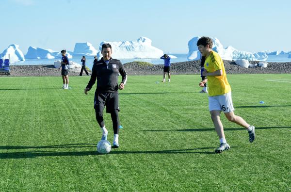 Bild 1 von 3: Fußball ist ein beliebter Sport in Grönland. Dänische Kolonialherren brachten ihn mit auf die Insel.