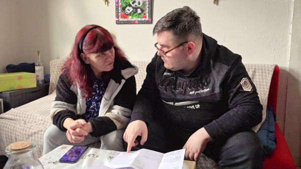 Bild 1 von 1: Petra und Sohn Pascal machen einen Kassensturz
