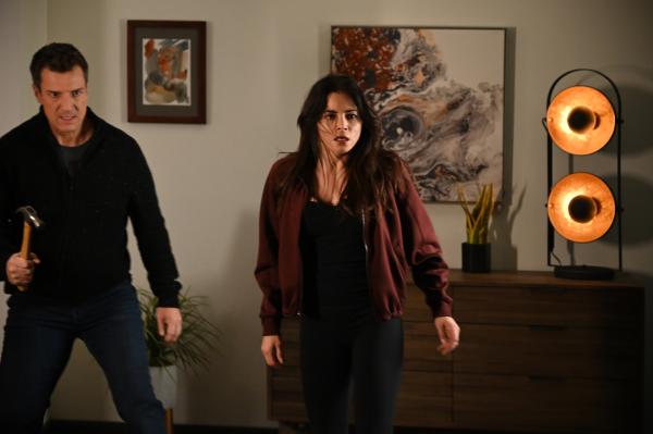 Bild 1 von 5: John Nolan (Nathan Fillion) und Bailey (Jenna Dewan) setzen sich entschlossen gegen unerwartete Eindringlinge in ihrem Haus zur Wehr.