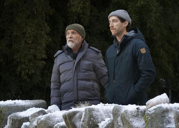 Bild 1 von 15: Harry (Hector Elizondo, l.); Drew Dunbar (Thomas Middleditch, r.)
