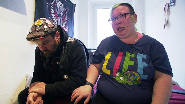 Bild 1 von 3: Schock in Hamburg: Das Punkerpaar Paddy und Lausi trauert um ihren völlig unerwartet verstorbenen Freund Asterix. Ausgerechnet Lausi war es, die den 52-Jährigen leblos in seinem WG-Zimmer gefunden hat.