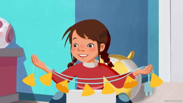 Bild 1 von 5: Tara freut sich über Tieneckes Geschenk.