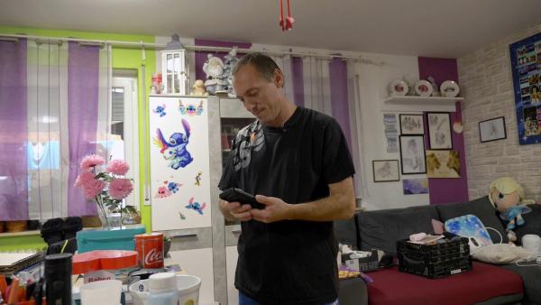 Bild 1 von 1: Familienvater Florian will das Wohnzimmer so umorganisieren, dass seine Kinder mehr Platz haben.