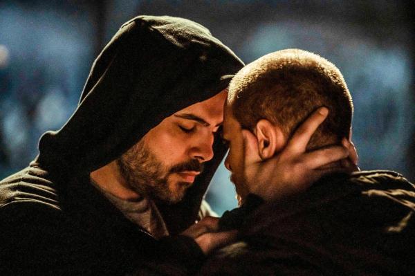 Bild 1 von 38: Im Bild: Alte und neue Verbündete: Ciro di Marzio (Marco D?Amore, li.) und Enzo, der \