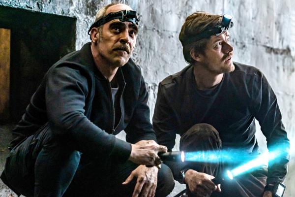 Bild 1 von 11: Die Diebe Simon (Luis Tosar, l.) und James (Sam Riley, r.) erkunden das unterirdische Tunnelsystem von Madrid im Hinblick auf einen möglichen Zugang zur Bank von Spanien.