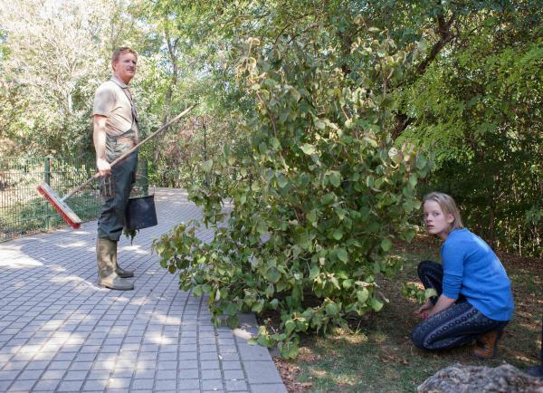 Bild 1 von 6: Martha (Luna Kuse) versteckt sich im Zoo, nachdem dieser schon geschlossen hat.