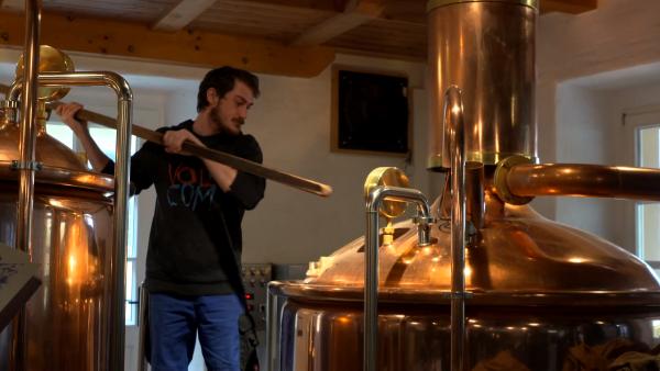 Bild 1 von 4: Brauer am Sudkessel - Kulmbacher Kommunbräu.