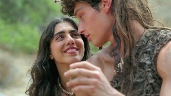 Bild 1 von 3: Booga (Noa Astanjelove) vertraut Beef (Yuval Harel) total, vielleicht ein bisschen zu sehr!© NDR/Asher Ben Yair - Honorarfreie Verwendung gemäß AGB im engen inhaltlichen redaktionellen Zusammenhang mit genannter Sendung bei Nennung \