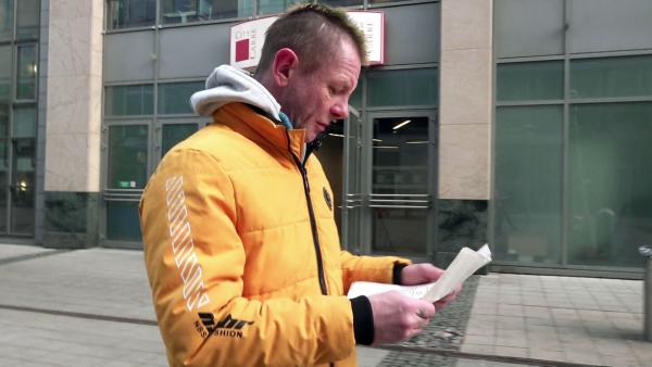 Bild 1 von 5: Micky hat immer noch kein Geld vom Amt erhalten. Seinen Weiterbewilligungsantrag hat der Magdeburger schon vor Wochen abgegeben, doch das Geld ist immer noch nicht da.