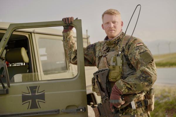 Bild 1 von 11: Peter (39) im Auslandseinsatz im Kosovo. Der erfahrene Ausbilder gibt sein Wissen an andere Soldaten weiter.