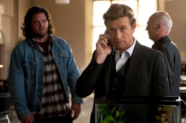 Bild 1 von 9: Patrick Jane (Simon Baker, M.) ist dem Serienmörder Red John dicht auf den Fersen. Er hat die Namen der in Frage kommenden Verdächtigen bis auf sieben eingegrenzt - darunter auch Sean Barlow (Michael Hogan, r.) und Roddy Turner (Scott Anthony Leet, l.) ...