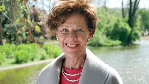 Bild 1 von 12: Im Bild: Ingrid Wendl, ehem. Eiskunstläuferin, erklärt, was der Teich im Stadtpark mit Frauenemanzipation zu tun hat und legt sich mit Georg Kreislers Bild der \