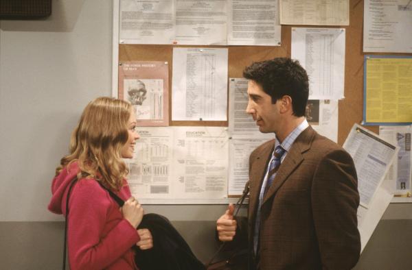 Bild 1 von 6: Elizabeth Stevens (Alexandra Holden, l.); Ross Geller (David Schwimmer, r.)