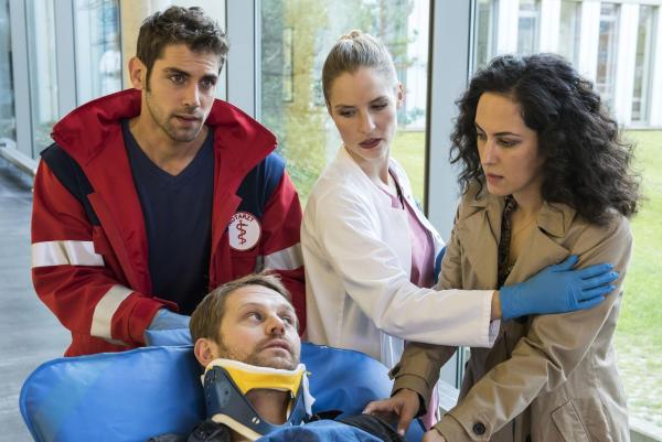 Bild 1 von 6: (v.l.n.r.) Dr. Niklas Ahrend (Roy Peter Link); Raik Hoffmann (Tim Ehlert); Julia Berger (Mirka Pigulla); Linda Hoffmann (Damineh Hojat)