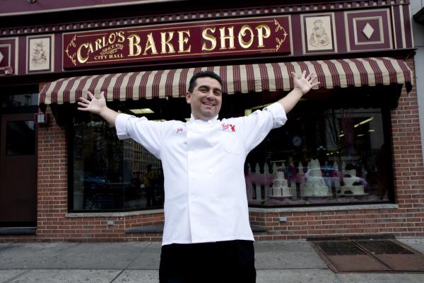 Bild 1 von 6: Buddy Valastro in front of his family owned bakery Carlo's City Hall Bake Shop in Hoboken, NJ