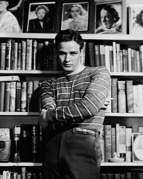 Bild 1 von 6: Im Bild: Schauspieler und Filmlegende Marlon Brando steht vor einem Bücherregal.