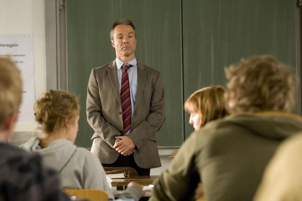 Bild 1 von 15: Als ehemaliger Berufssoldat und alleinerziehender Vater von drei Töchtern wagt Harald Westphal (Hannes Jaenicke, M.) einen beruflichen Neustart als Lehrer, der sich jedoch als ziemlich schwierig entpuppt ...