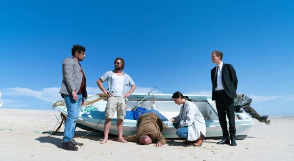 Bild 1 von 7: Polizeichef Raul Da Silva (Adriano Carvalho, li.), Carlos Esteves (Daniel Christensen), Graciana Rosado (Eva Meckbach) und Leander Lost (Jan Krauter) untersuchen Markus Conrads Leiche.