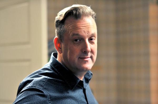 Bild 1 von 6: Derek (Ross Boatman) ist froh, Michaels Restaurantreservierung übernehmen zu können.