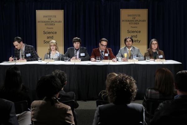 Bild 1 von 33: Nehmen an einer wissenschaftlichen Tagung teil: Sheldon (Jim Parsons, l.), Bernadette (Melissa Rauch, 2.v.l.), Howard (Simon Helberg, 3.v.l.), Leonard (Johnny Galecki, 3.v.r.), Rajesh (Kunal Nayyar, 2.v.r.) und Amy (Mayim Bialik, r.) ...