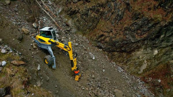 Bild 1 von 3: Dieser Schreitbagger soll das Unbewegliche bewegen und das Unzerbrechliche zerschlagen.