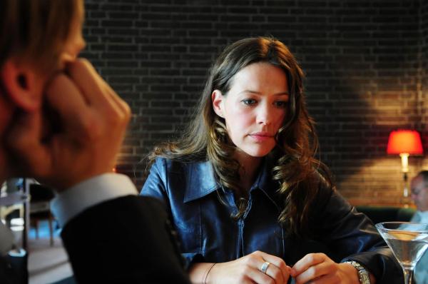 Bild 1 von 25: Der mysteriöse Anrufer fordert Anna (Alexandra Neldel, r.) auf, den verurteilten Morlock, Mandant von Philipp Rothkamm (Max von Pufendorf, l.), aus dem Gefängnis zu holen, ansonsten würde er weitertöten. Dennoch zögert die junge Frau - zu schwer lastet die Vergangenheit auf ihr ...