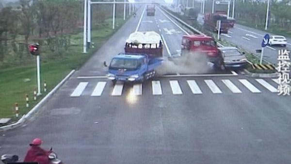 Bild 1 von 3: Heutzutage stellen Smartphones eine große Gefahr für den Verkehrsalltag dar und verleiten den Fahrer dazu, unaufmerksam zu sein.