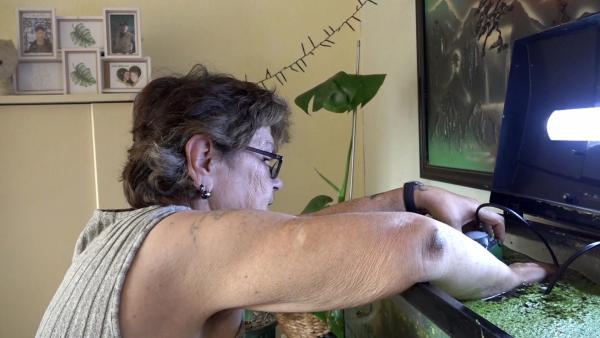 Bild 1 von 3: S13E24: Regina hat sich eine neue Aquarium-Pumpe gekauft, doch bei der Installation stößt die Rentnerin auf unerwartete Probleme.