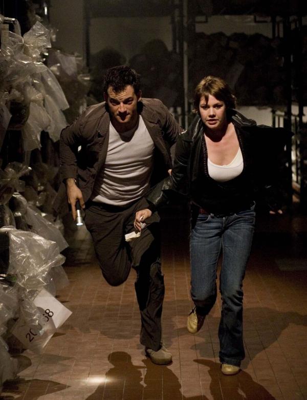 Bild 1 von 20: Jetzt aber nichts wie raus: Sara (Felicitas Woll, r.) und David (Torben Liebrecht, l.) ...
