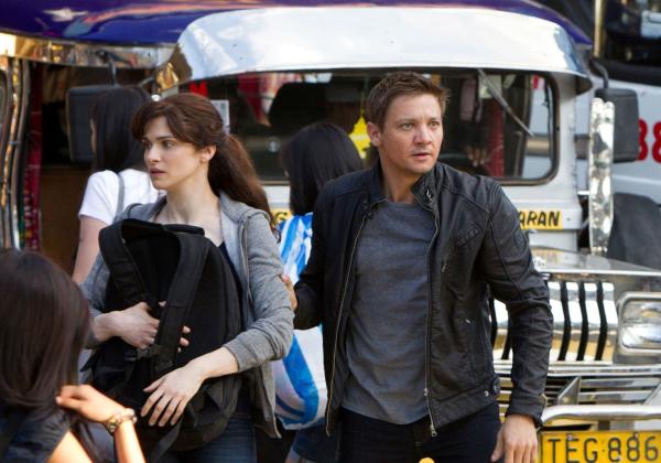 Bild 1 von 2: RACHEL WEISZ and JEREMY RENNER star in the next chapter of the hugely popular espionage franchise that has earned almost $1 billion at the global box office: The Bourne Legacy. Writer/director Tony Gilroy expands the Bourne universe created by Robert Ludlum with an original story that introduces us to a new hero (Renner) whose life-or-death stakes have been triggered by the events of the first three films.