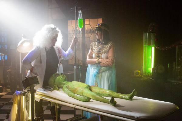 Bild 1 von 13: Im Bild (v.li.): Katy Mixon (Katie Otto), Kamala Jones (Jennifer Estony).