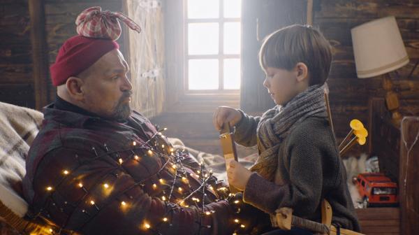 Bild 1 von 5: Artem hat den berüchtigten Einbrecher Kaban überwältigt (von links: Vasyl Virastiuk, Maksym Luchak). Jetzt gilt es, den echten Heiligen Nikolaus zu finden und ihm seinen Mantel zurückzugeben.