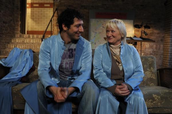 Bild 1 von 16: Weihnachten steht vor der Tür. Bei Gottes Heerscharen herrscht Hochkonjunktur. Da müssen auch mal Neulinge als Engel ran. Kaum im Himmel gelandet, da müssen Frau Kosslowski (Carmen-Maja Antoni, r.) und der Muslime Fatih (Farih Ogün Yardim, l.) schon für Frieden auf Erden sorgen ...