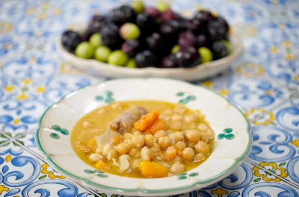 Bild 1 von 6: Rustikal und lecker: Kichererbsensuppe mit sizilianischer Wurst