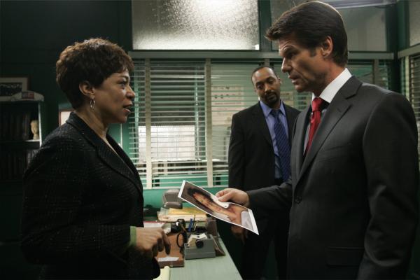 Bild 1 von 13: (l-r) S. Epatha Merkerson as Lieutenant Anita Van Buren, Jesse L. Martin as Detective Ed Green, Harry Hamlin as Senator Randall \