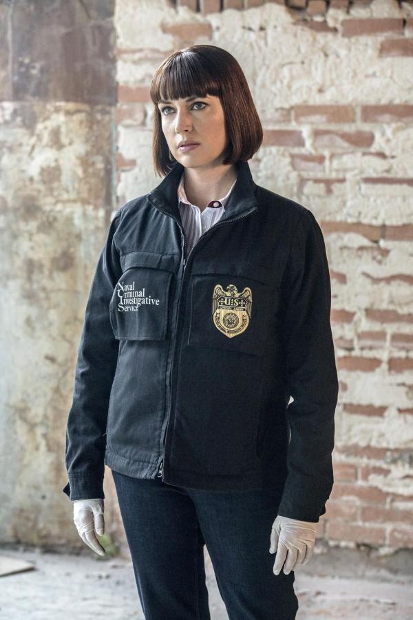 Bild 1 von 24: Pride und sein Team wollen mit allen Mitteln herausfinden, wer ihn und seine Tochter Laurel in den letzten Tagen überwachen ließ. Doch die mit dem Fall betraute Agentin Karen Hardy (Julie Ann Emery) lässt sie nicht so agieren, wie sie wollen ...